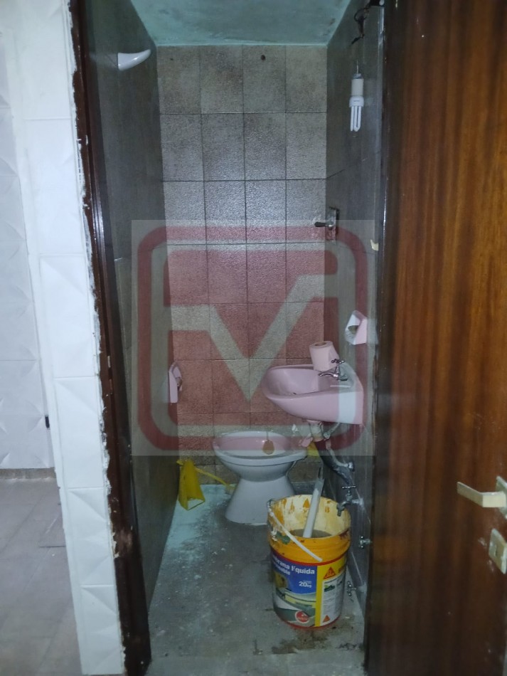 Local. Islas Malvinas 3134. Isidro Casanova.