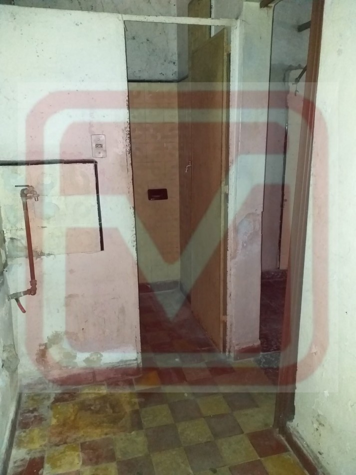 Local. Lascano 6272. Isidro Casanova.