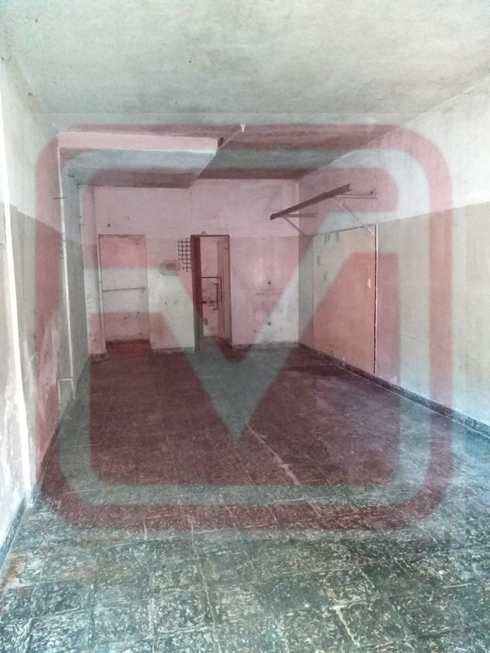 Local. Lascano 6272. Isidro Casanova.