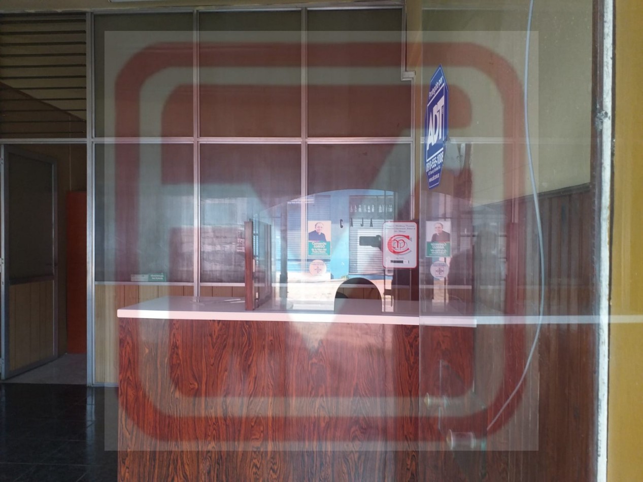 Local. Islas Malvinas 3132. Isidro Casanova. 