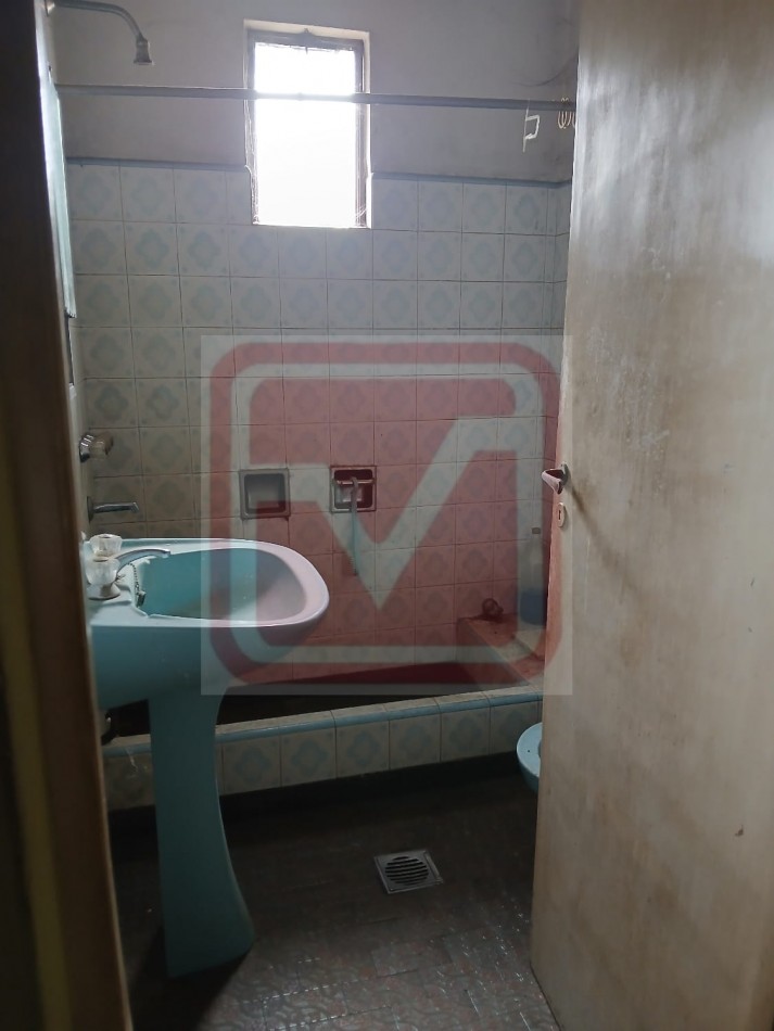 Vivienda y local. Av. Don Bosco 2553/ 55. Moron.