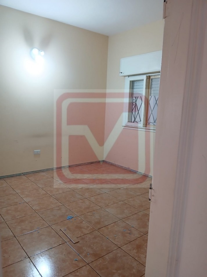 P.H. de tres ambientes. Republica de Portugal 2160. Isidro Casanova.