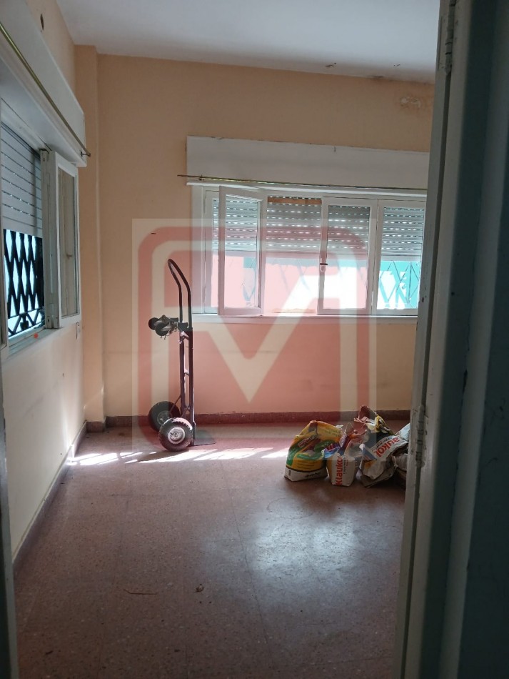 P.H. de tres ambientes. Republica de Portugal 2160. Isidro Casanova.