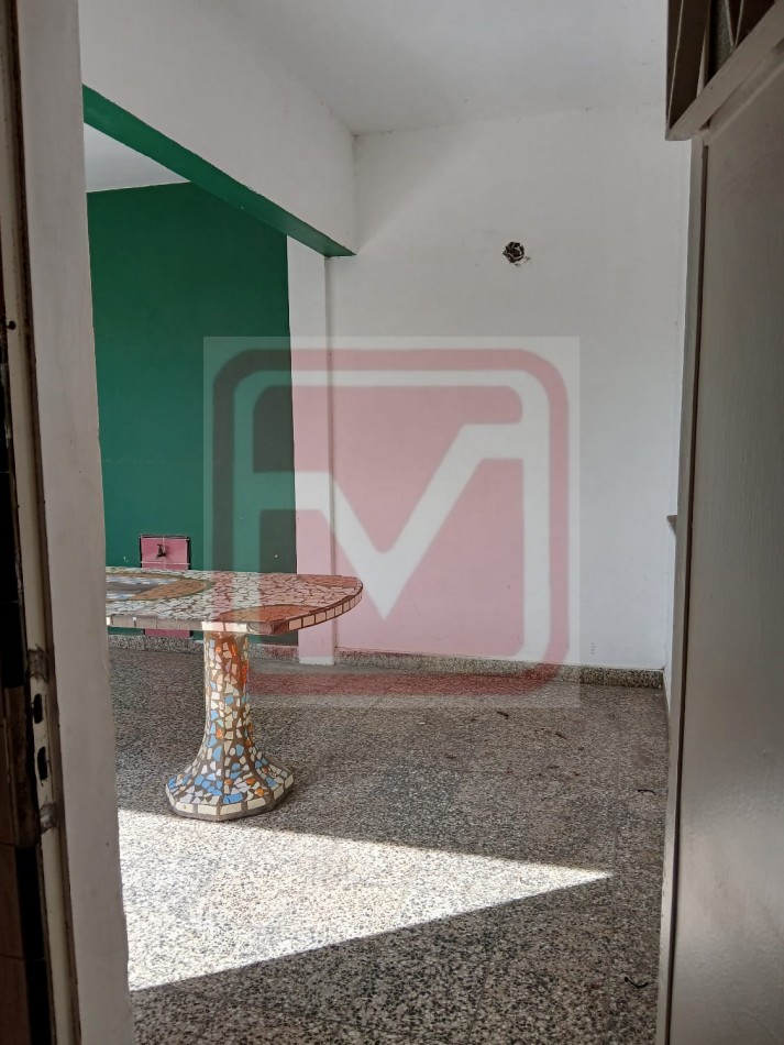 P.H. de tres ambientes. Republica de Portugal 2160. Isidro Casanova.