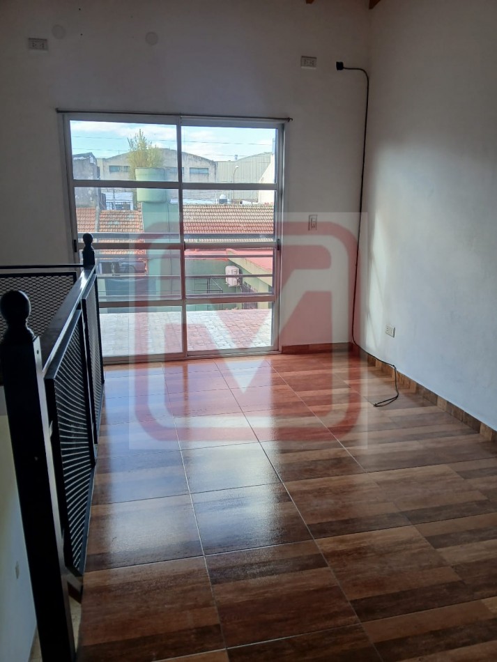 Alquiler. Duplex de dos ambientes. Bruselas 1521. Luzuriaga.