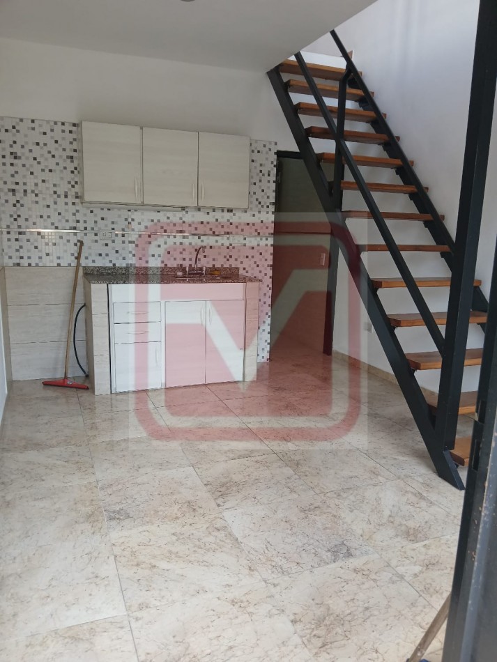 Alquiler. Duplex de dos ambientes. Bruselas 1521. Luzuriaga.