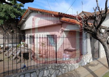 Casa de tres amb. Balbastro 6020. Isidro Casanova. 